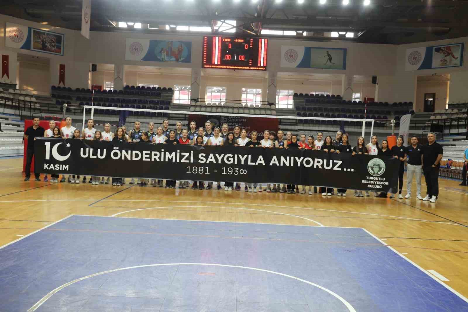 Turgutlu Belediyesi Kadın Voleybol Takımı rakibine geçit vermedi
