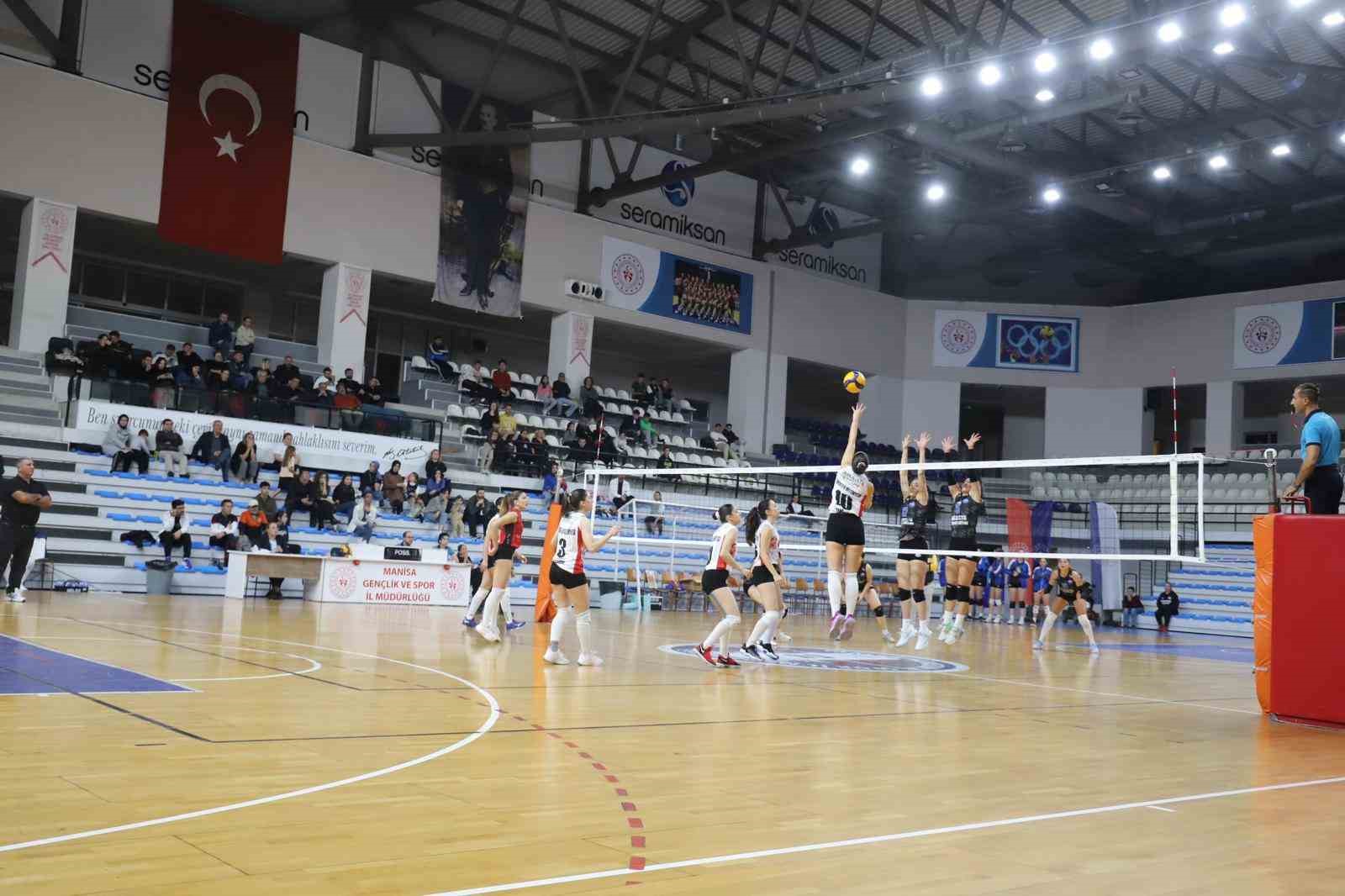 Turgutlu Belediyesi Kadın Voleybol Takımı rakibine geçit vermedi
