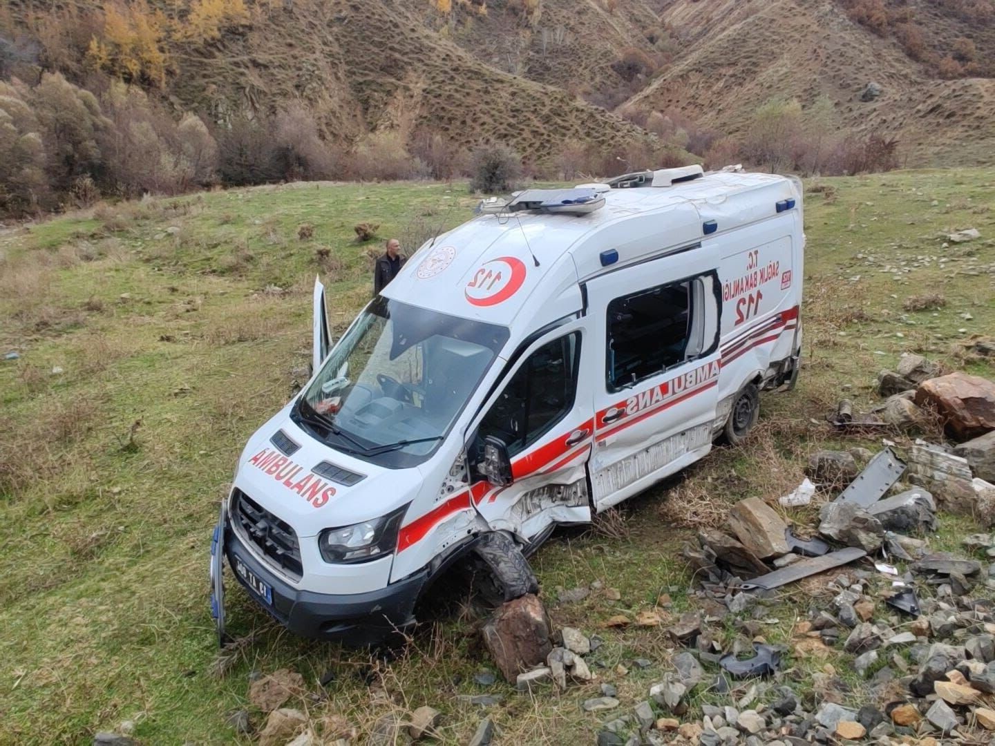 Otomobille kamyonet kafa kafaya çarpıştı: 8 yaralı
