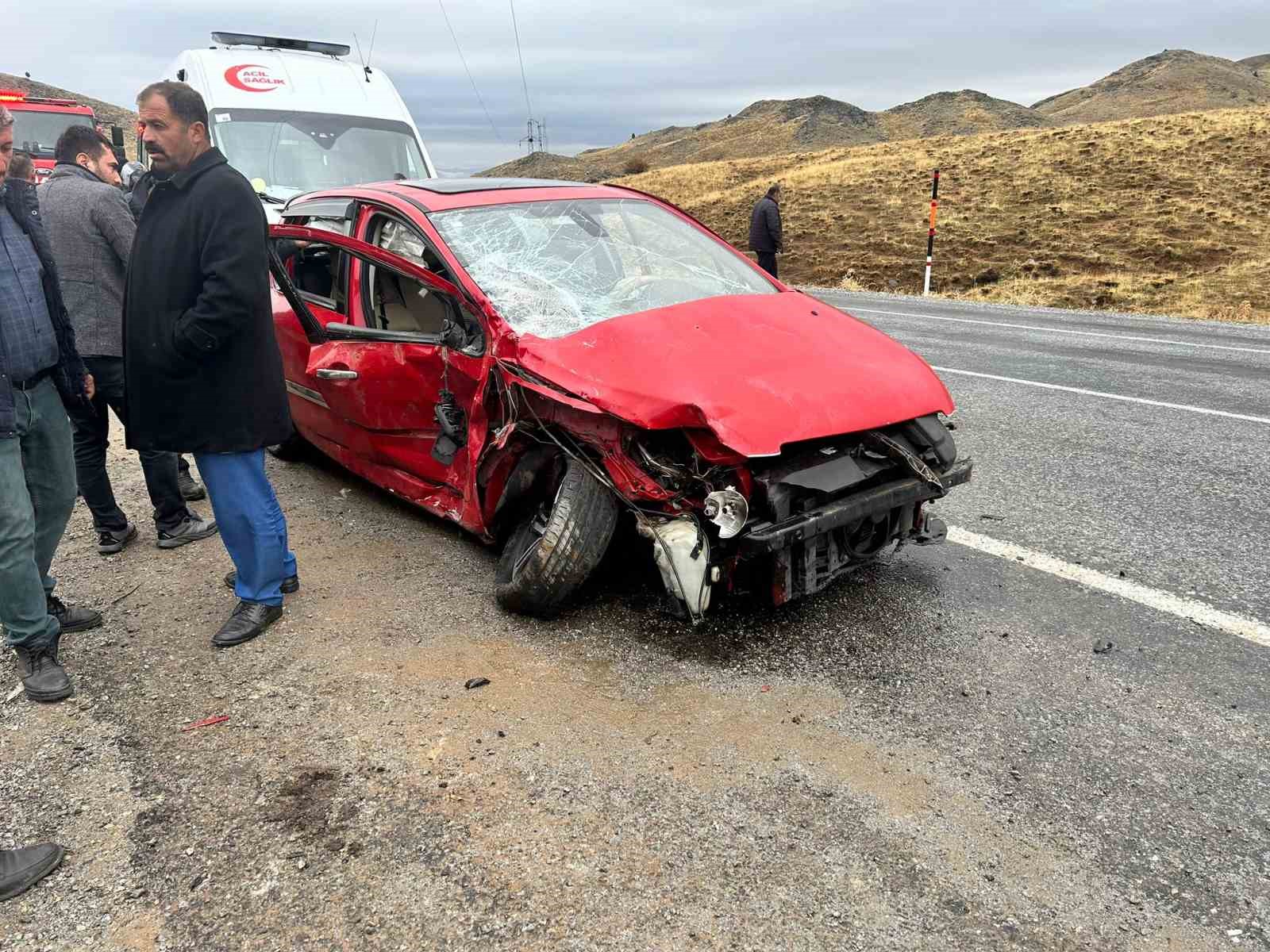 Otomobille kamyonet kafa kafaya çarpıştı: 8 yaralı
