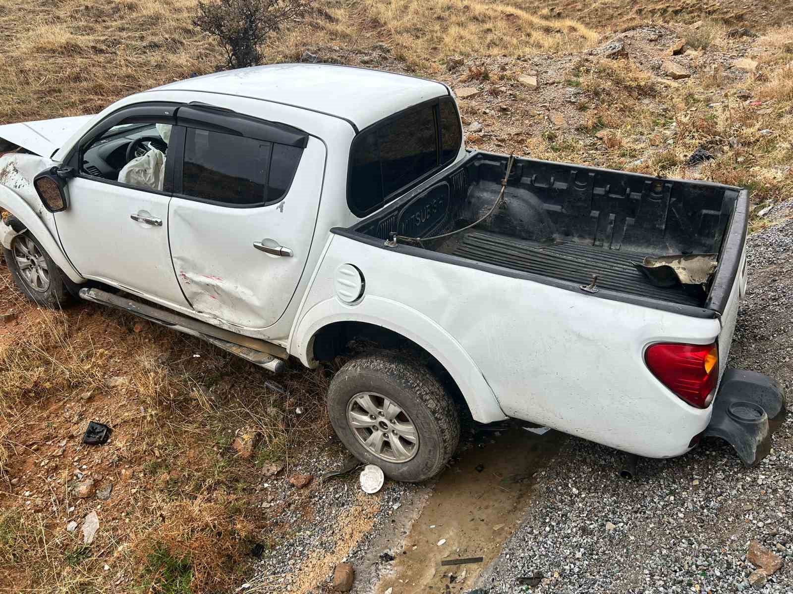 Otomobille kamyonet kafa kafaya çarpıştı: 8 yaralı
