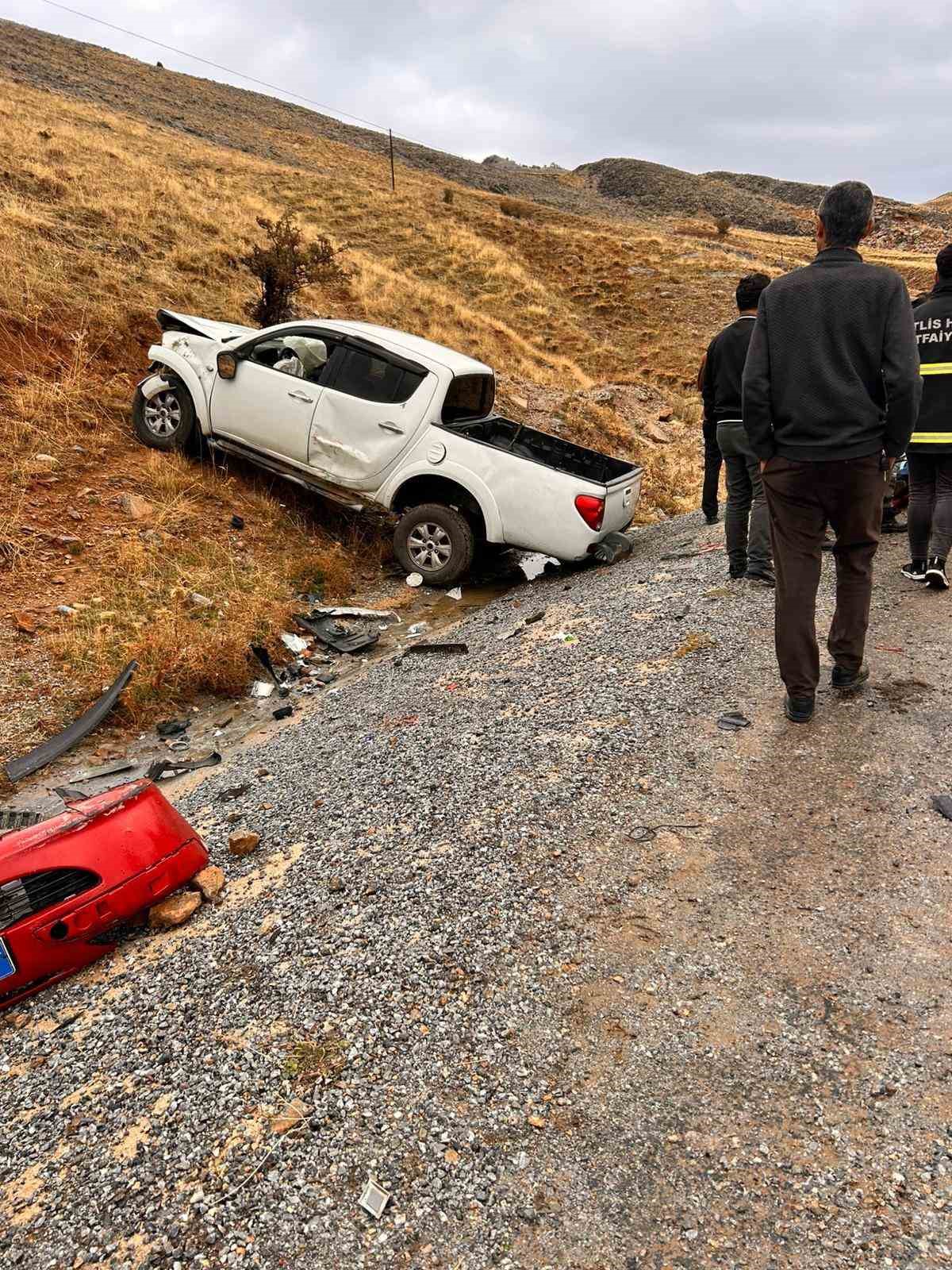 Otomobille kamyonet kafa kafaya çarpıştı: 8 yaralı
