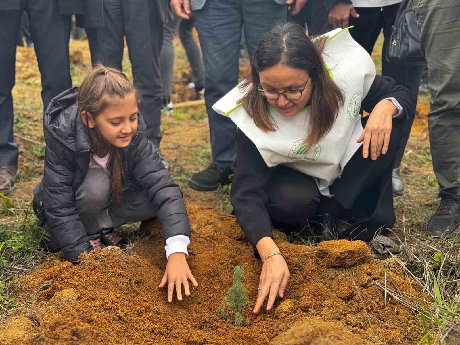 Yalova’da 3 bin 200 fidan toprakla buluştu
