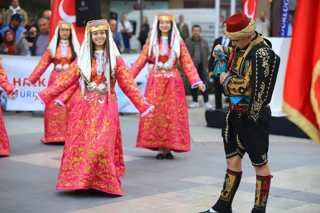 Ayna Folklor ekibi Denizli’de Türkiye 3.sü oldu
