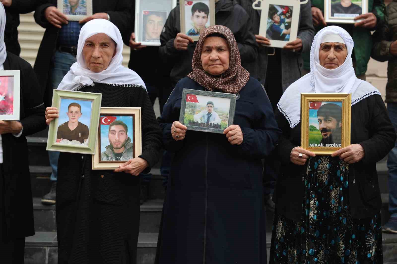 Kanser hastası anne evladının yolunu gözlüyor
