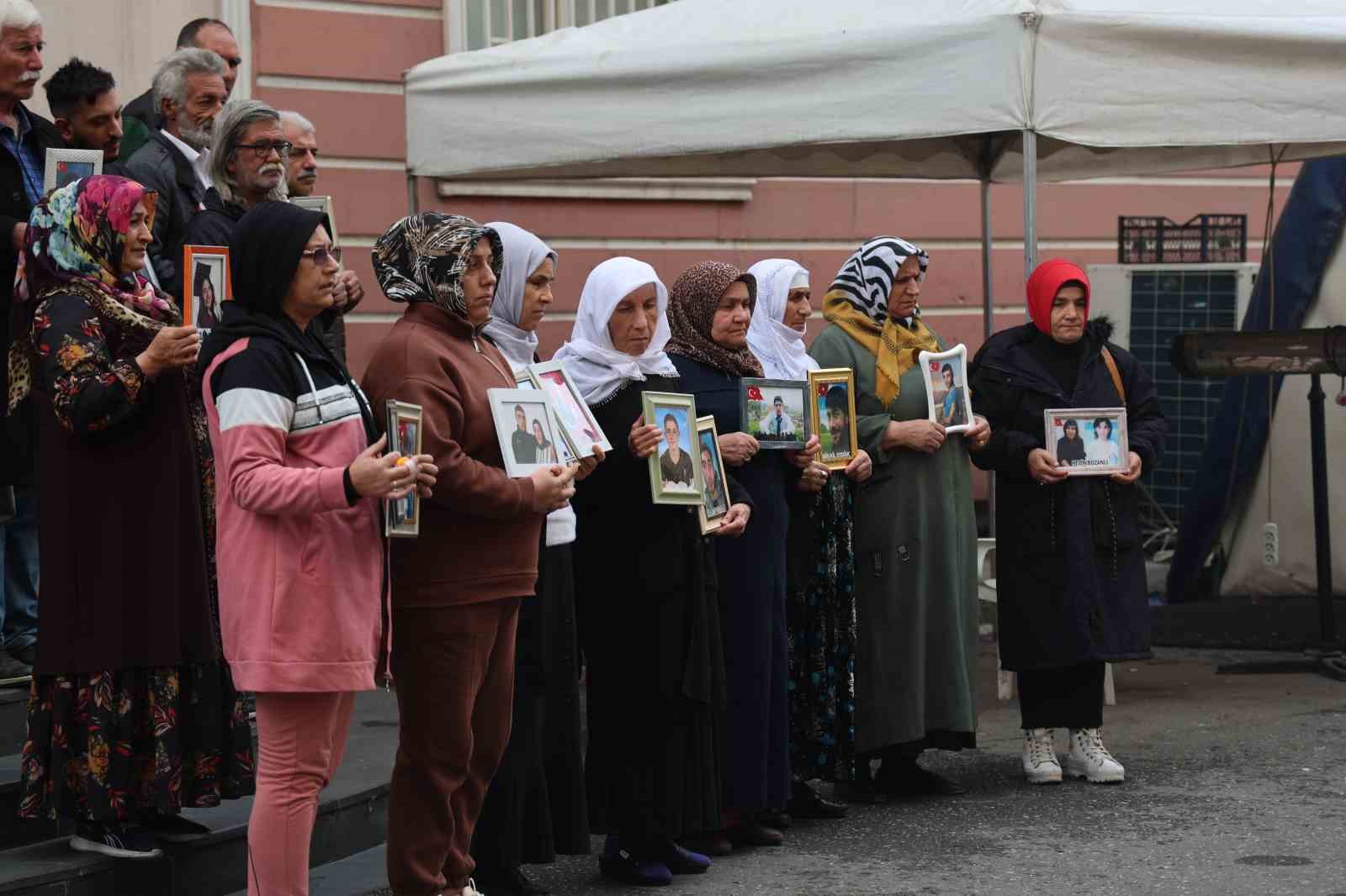 Kanser hastası anne evladının yolunu gözlüyor
