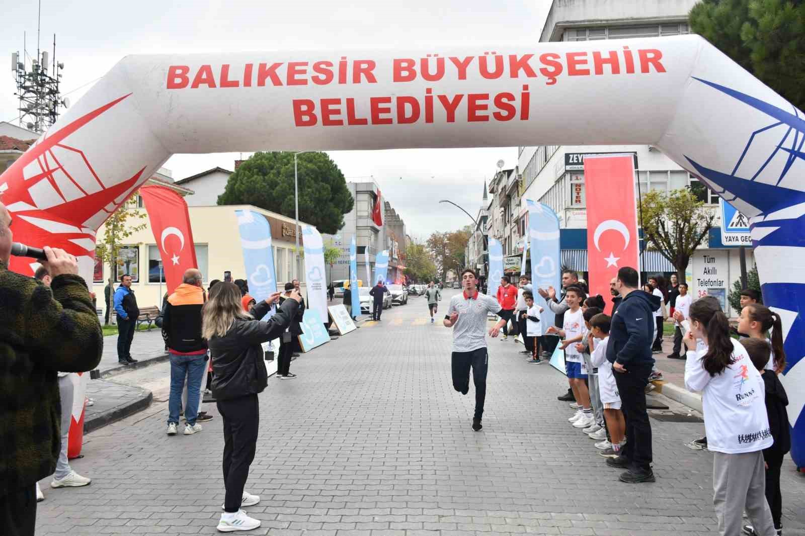 Balıkesir’de Ata’ya saygı etkinliklerine yoğun ilgi
