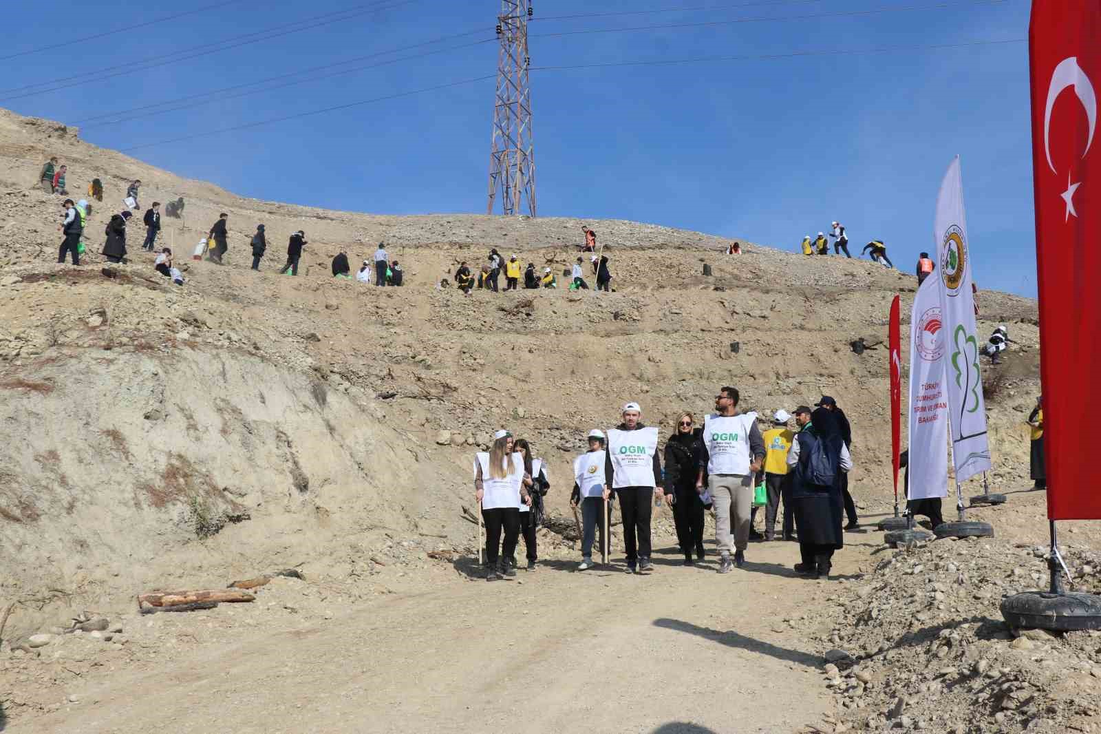 Denizli’de Milli Ağaçlandırma Gününde 5 bin 916 fidan toprakla buluştu
