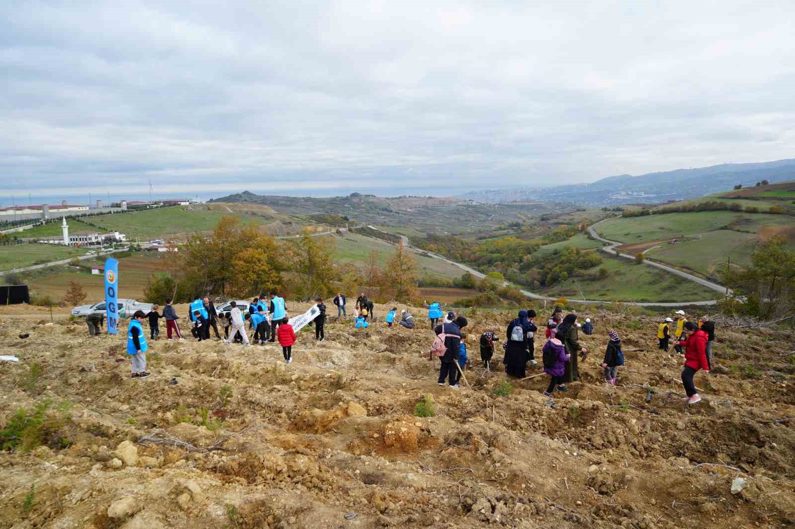 Samsun’da ’Milli Ağaçlandırma Günü’nde 100 bin fidan toprakla buluştu
