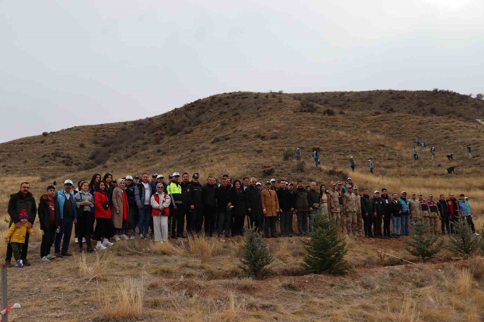 Daha yeşil bir Oltu için 2 bin fidan toprakla buluştu
