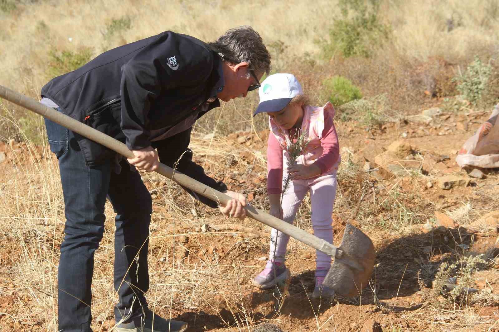 Fethiye’de geleceğe nefes için 5 bin fidan toprakla buluştu
