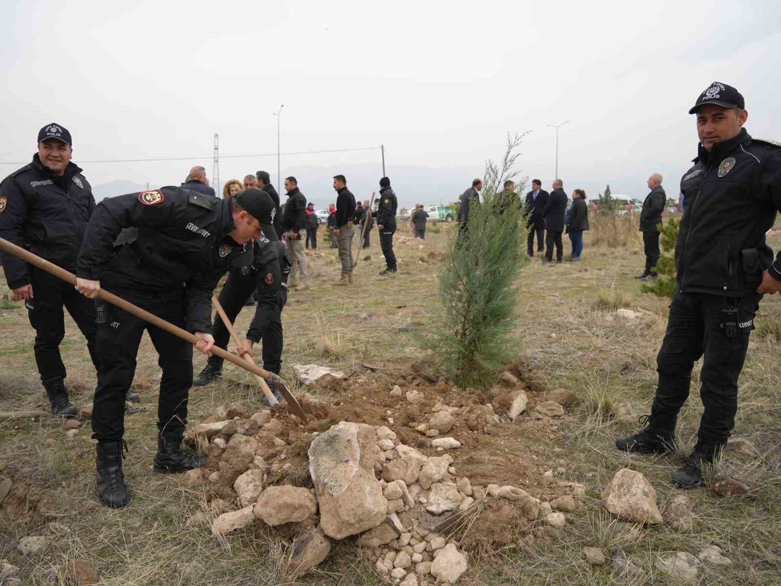 Iğdır’da binlerce fidan toprakla buluşturuldu
