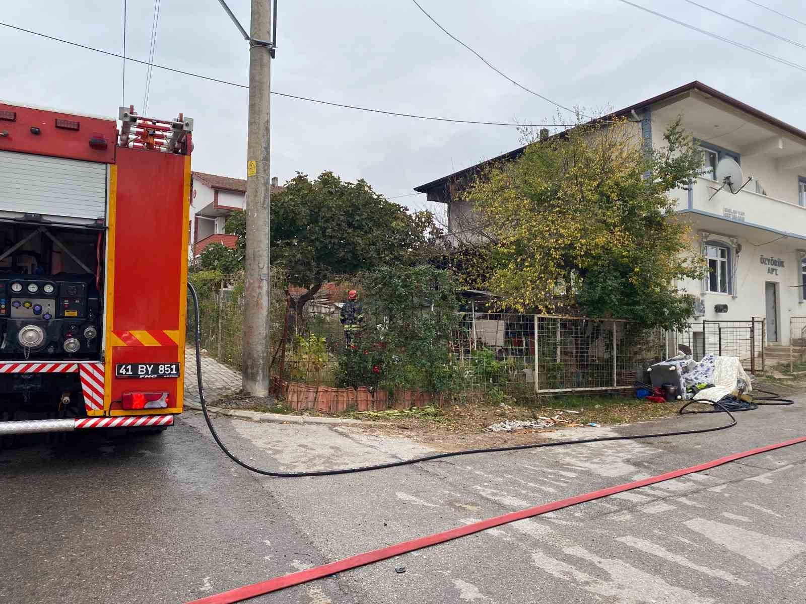 Kömür sobası evi yaktı
