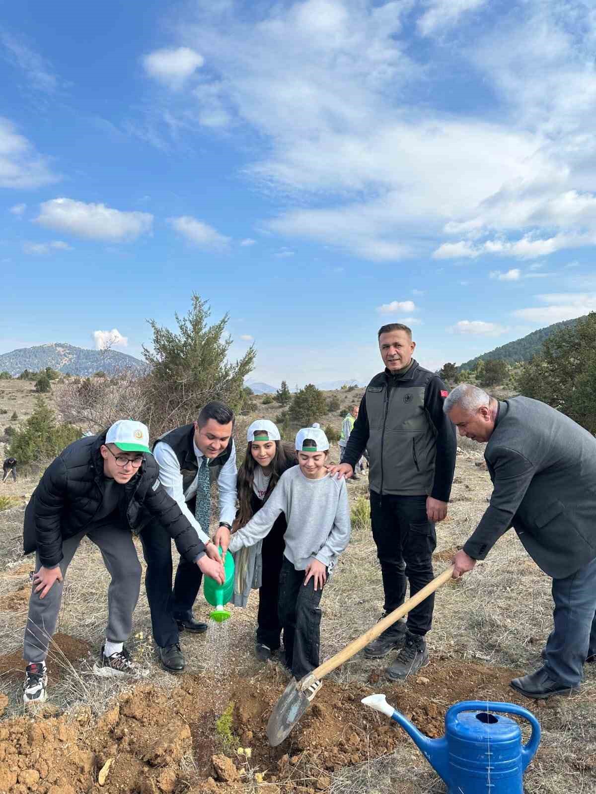 Saimbeyli’de 2 bin fidan toprakla buluştu
