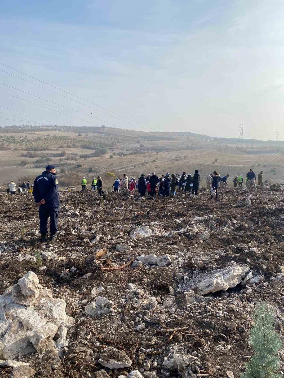 Karesi AK Parti İlçe kongre sonrası fidanlar toprakla buluştu
