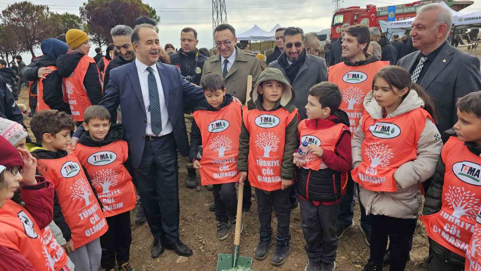 Bandırma’da yanan alanda 750 çam fidanı toprakla buluştu
