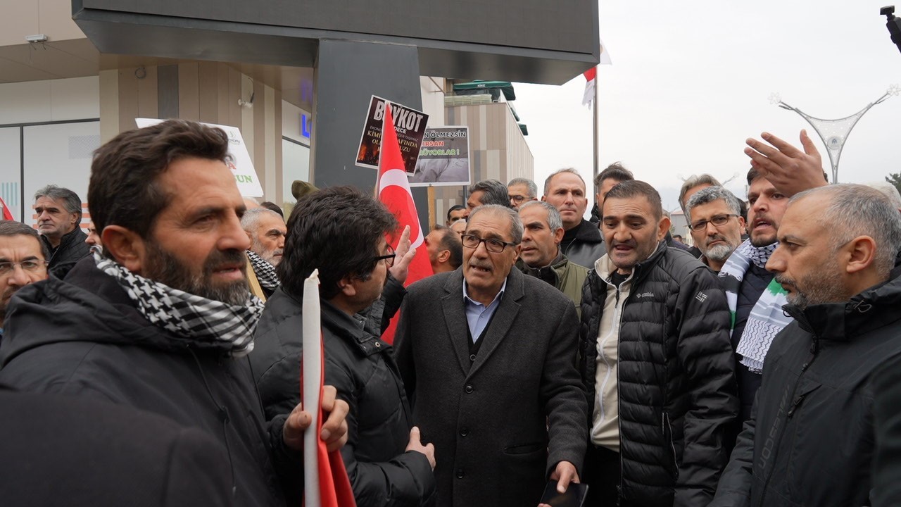 Erzincan’da Meydan24 AVM’de açılacak olan Starbucks boykot edildi
