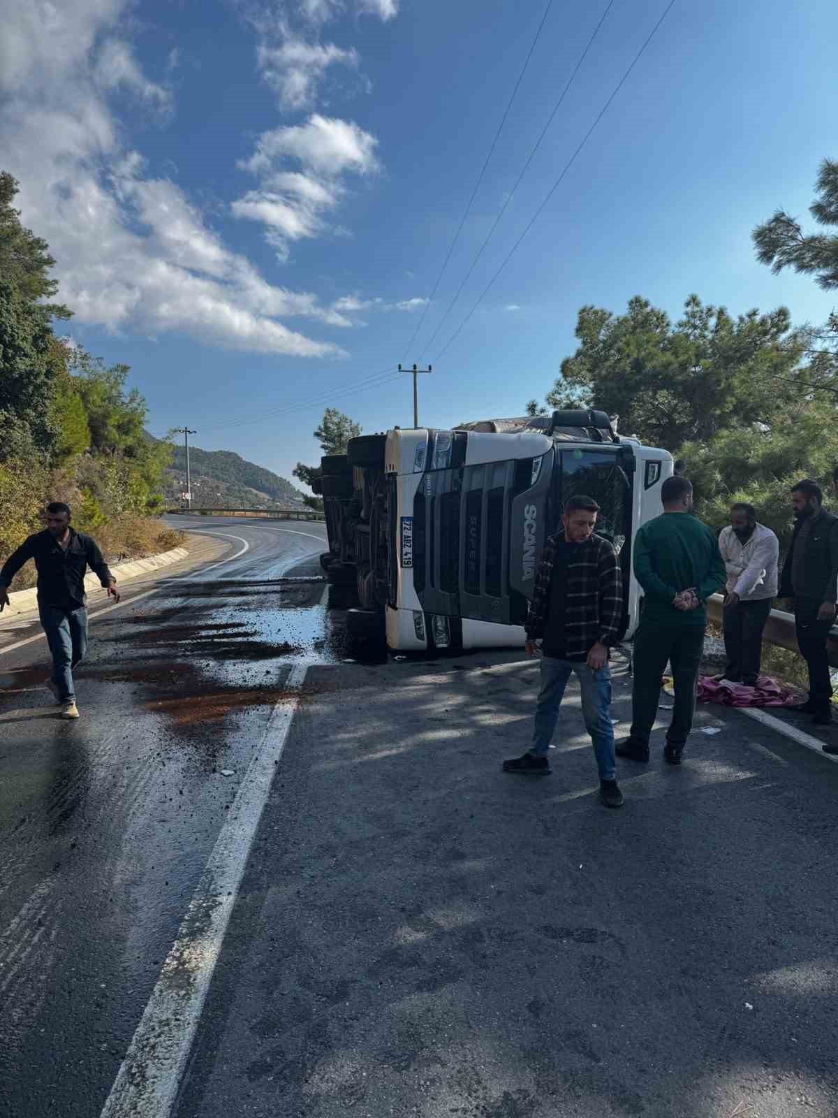 Devrilen tırın sürücüsü yaralandı
