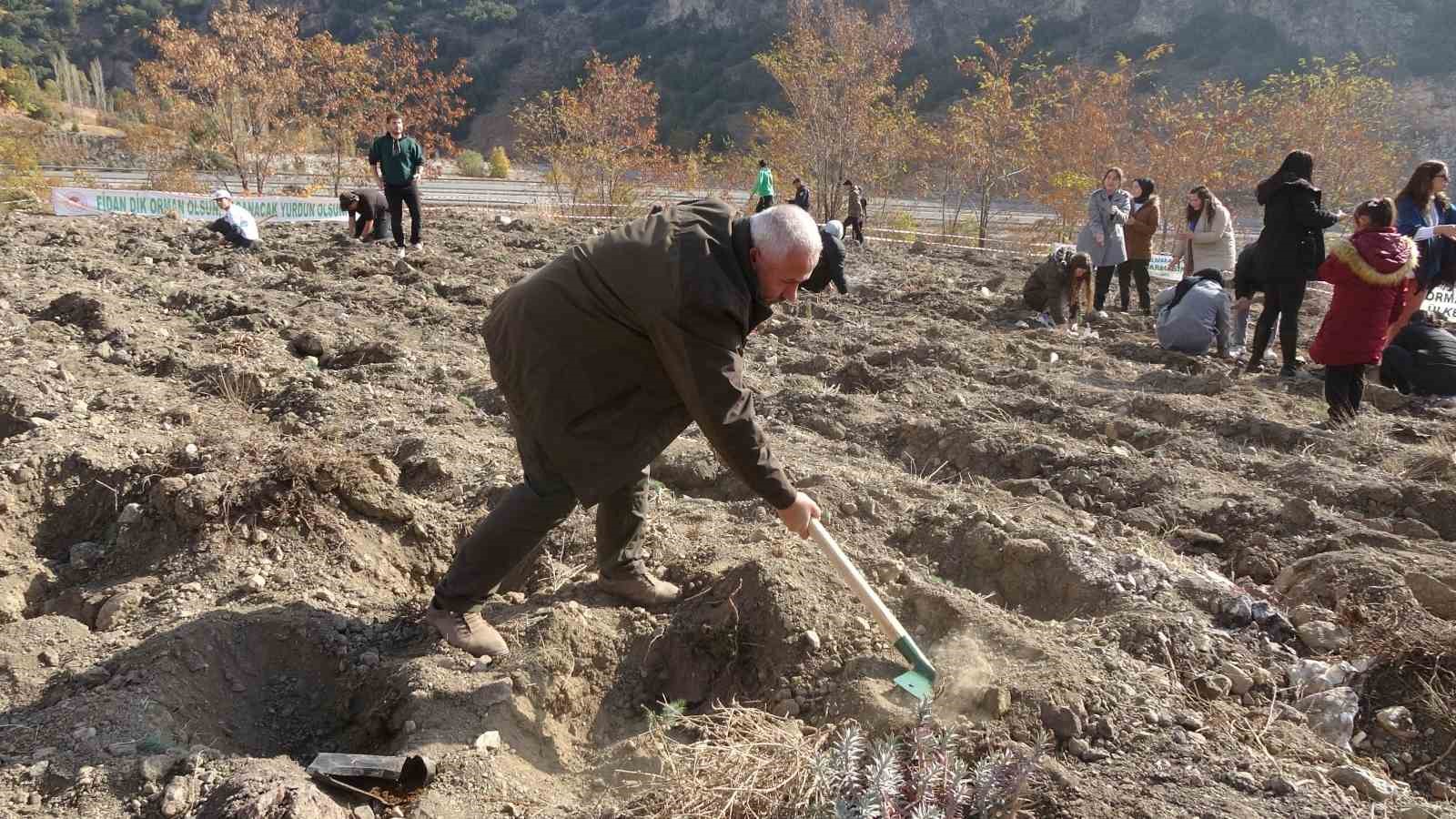 Burdur’da “Geleceğe nefes insanlığa nefes” diyerek 8 bin 850 fidan toprakla buluşturuldu
