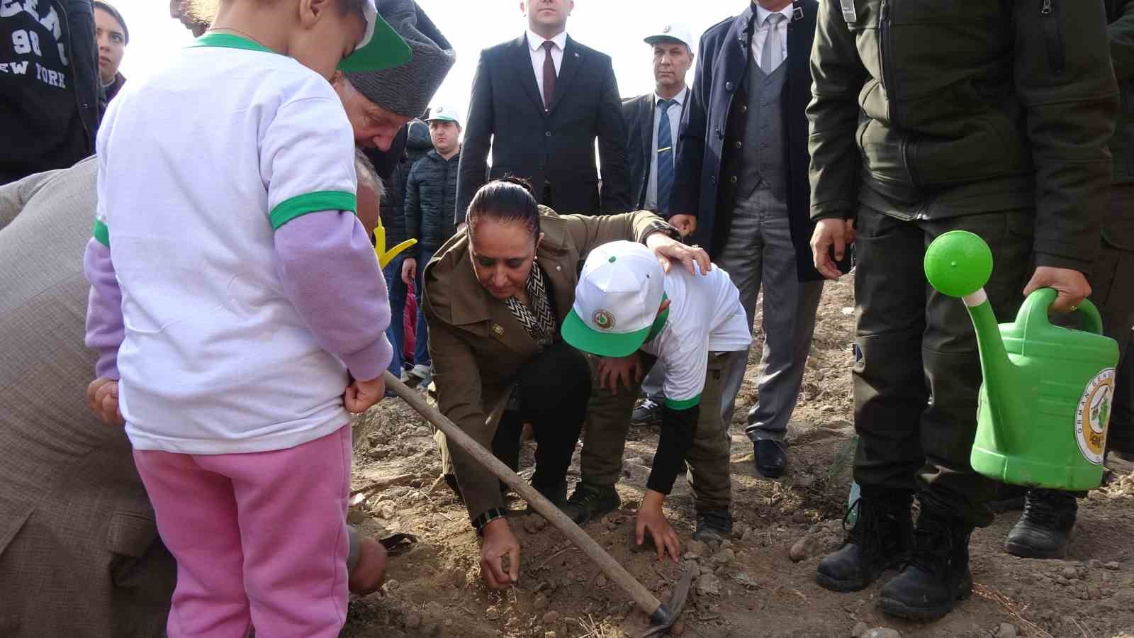 Burdur’da “Geleceğe nefes insanlığa nefes” diyerek 8 bin 850 fidan toprakla buluşturuldu
