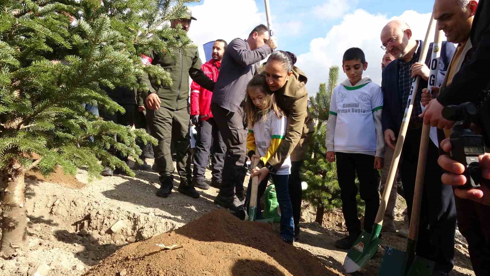 Burdur’da “Geleceğe nefes insanlığa nefes” diyerek 8 bin 850 fidan toprakla buluşturuldu
