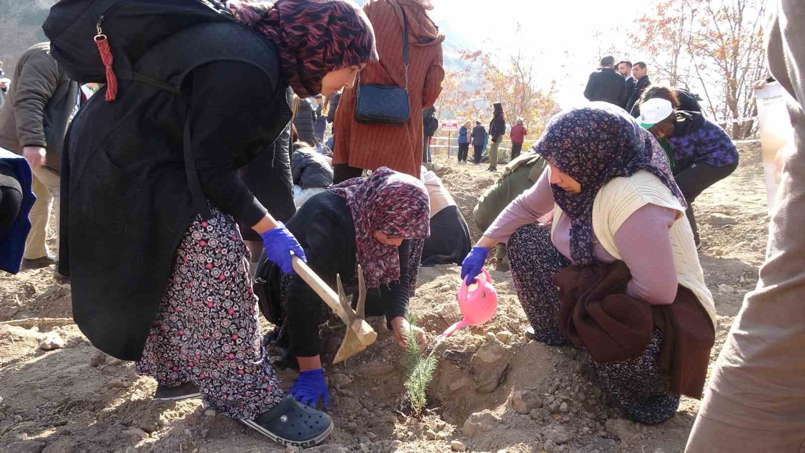 Burdur’da “Geleceğe nefes insanlığa nefes” diyerek 8 bin 850 fidan toprakla buluşturuldu
