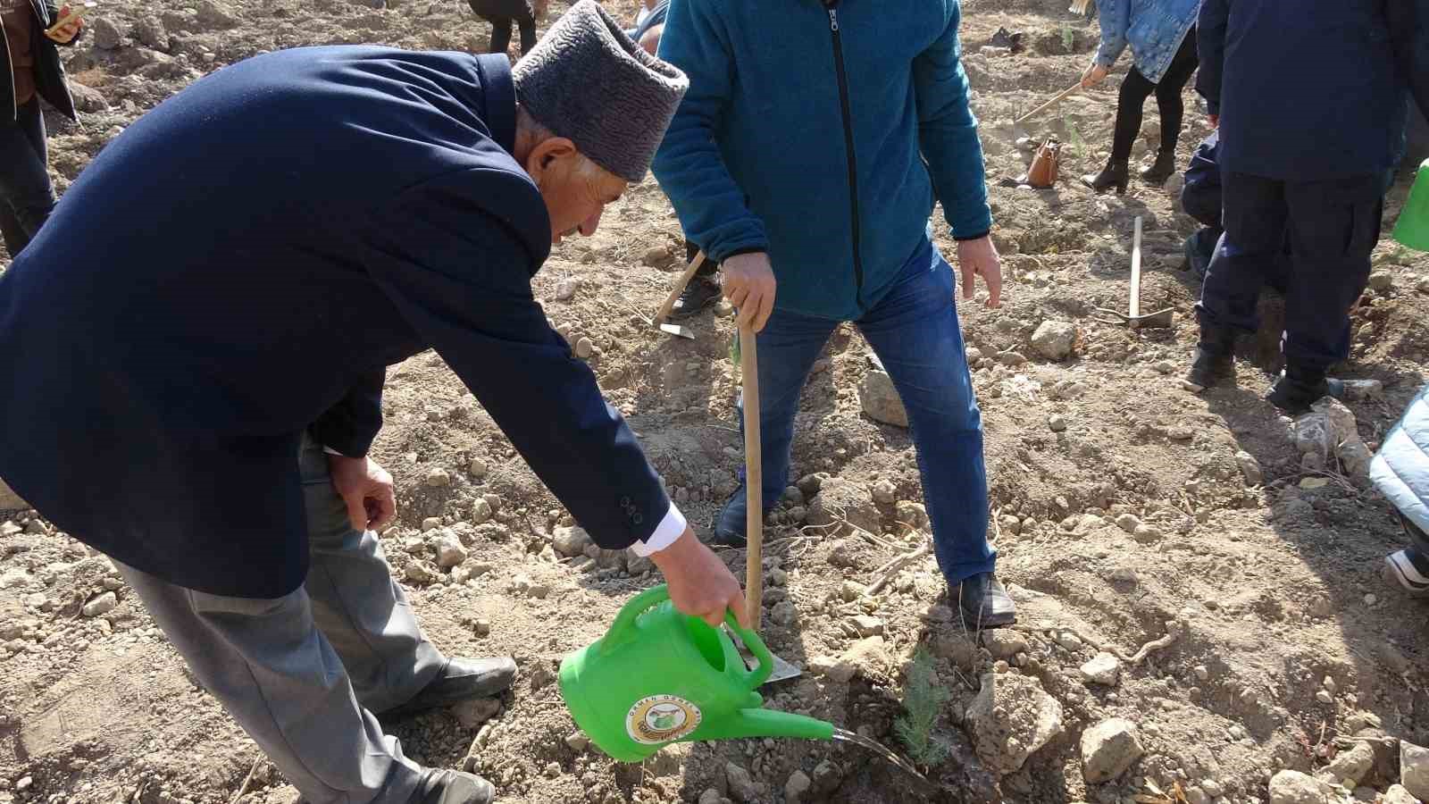 Burdur’da “Geleceğe nefes insanlığa nefes” diyerek 8 bin 850 fidan toprakla buluşturuldu
