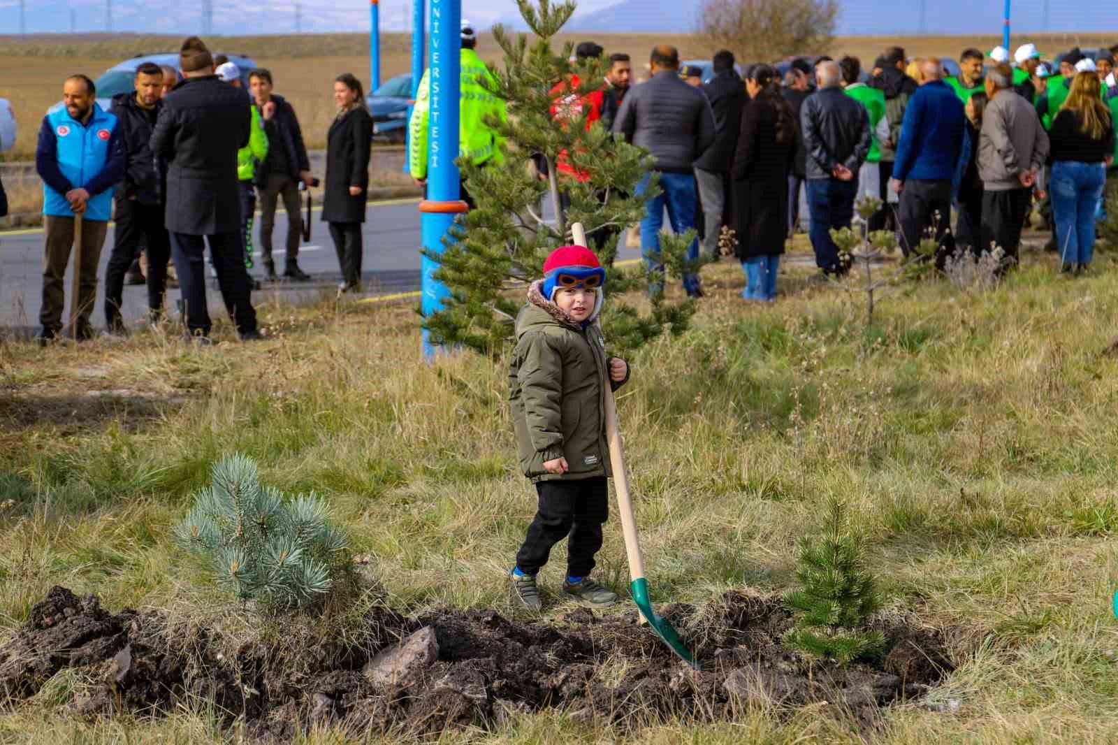 Ardahan’da 500 adet fidan toprakla buluştu
