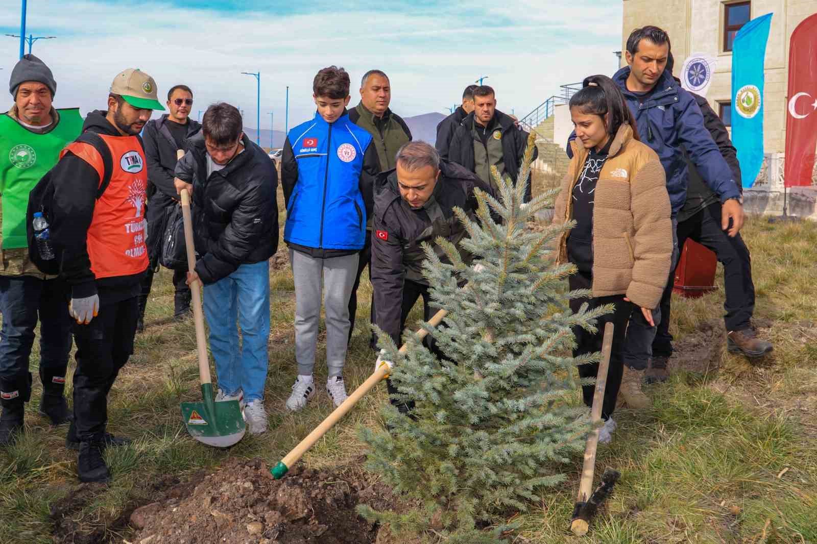 Ardahan’da 500 adet fidan toprakla buluştu
