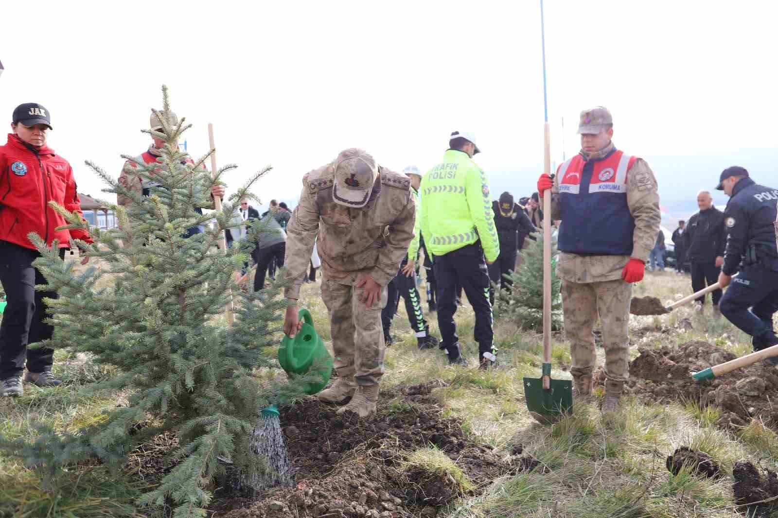 Ardahan’da 500 adet fidan toprakla buluştu
