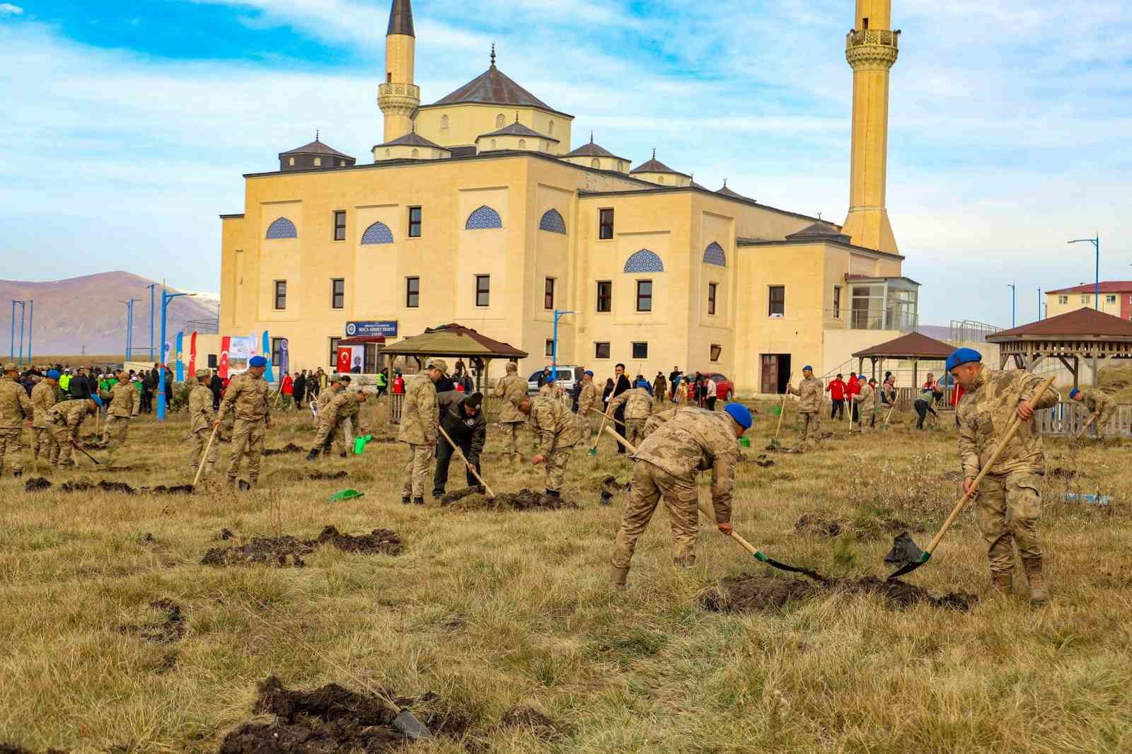 Ardahan’da 500 adet fidan toprakla buluştu
