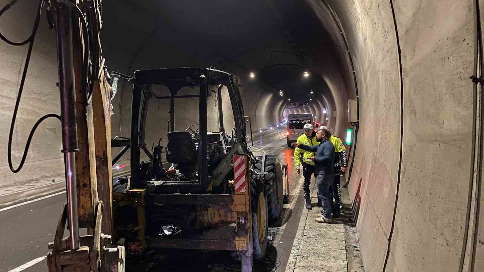 Hopa’da tüneli içinde ekskavatör yangını: Tünel trafiğe kapatıldı
