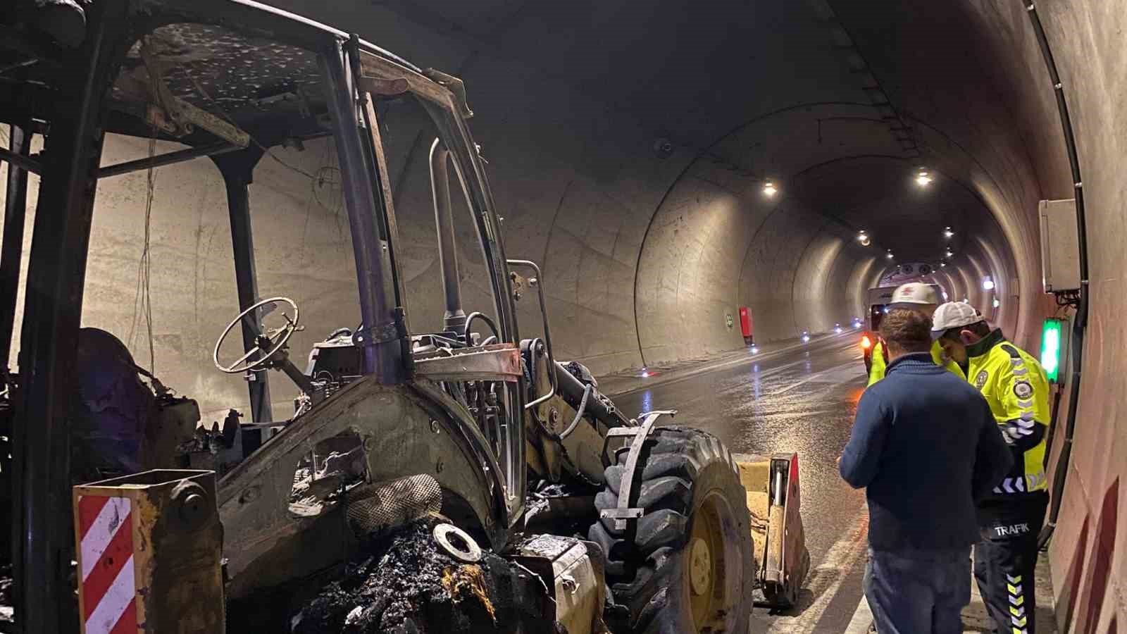 Hopa’da tüneli içinde ekskavatör yangını: Tünel trafiğe kapatıldı
