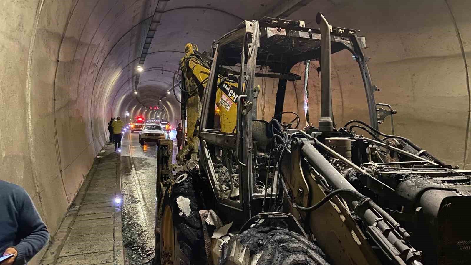 Hopa’da tüneli içinde ekskavatör yangını: Tünel trafiğe kapatıldı
