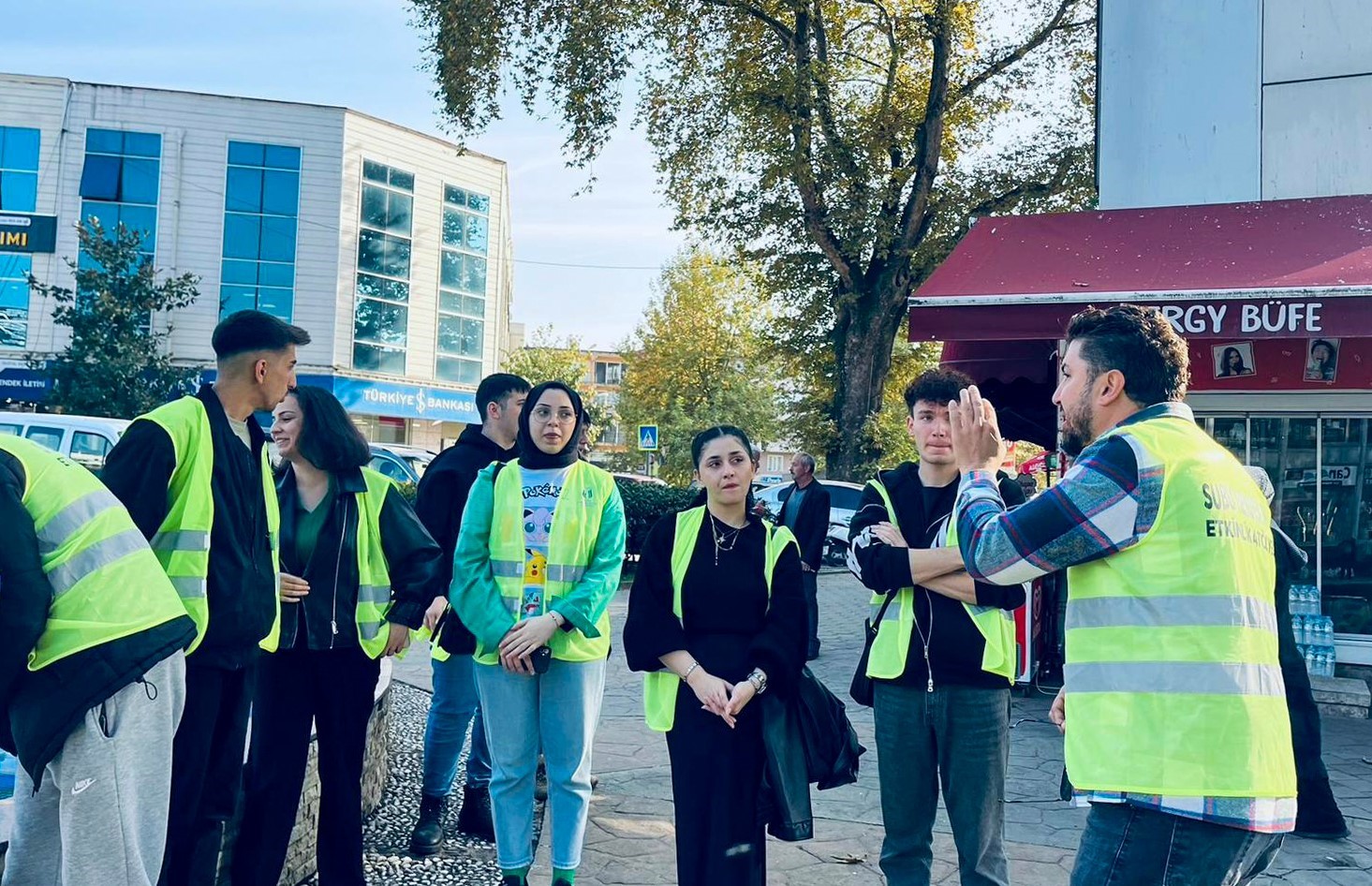 Üniversiteli öğrencilerden çevre temizliği
