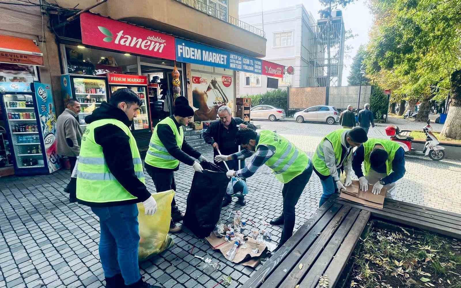 Üniversiteli öğrencilerden çevre temizliği
