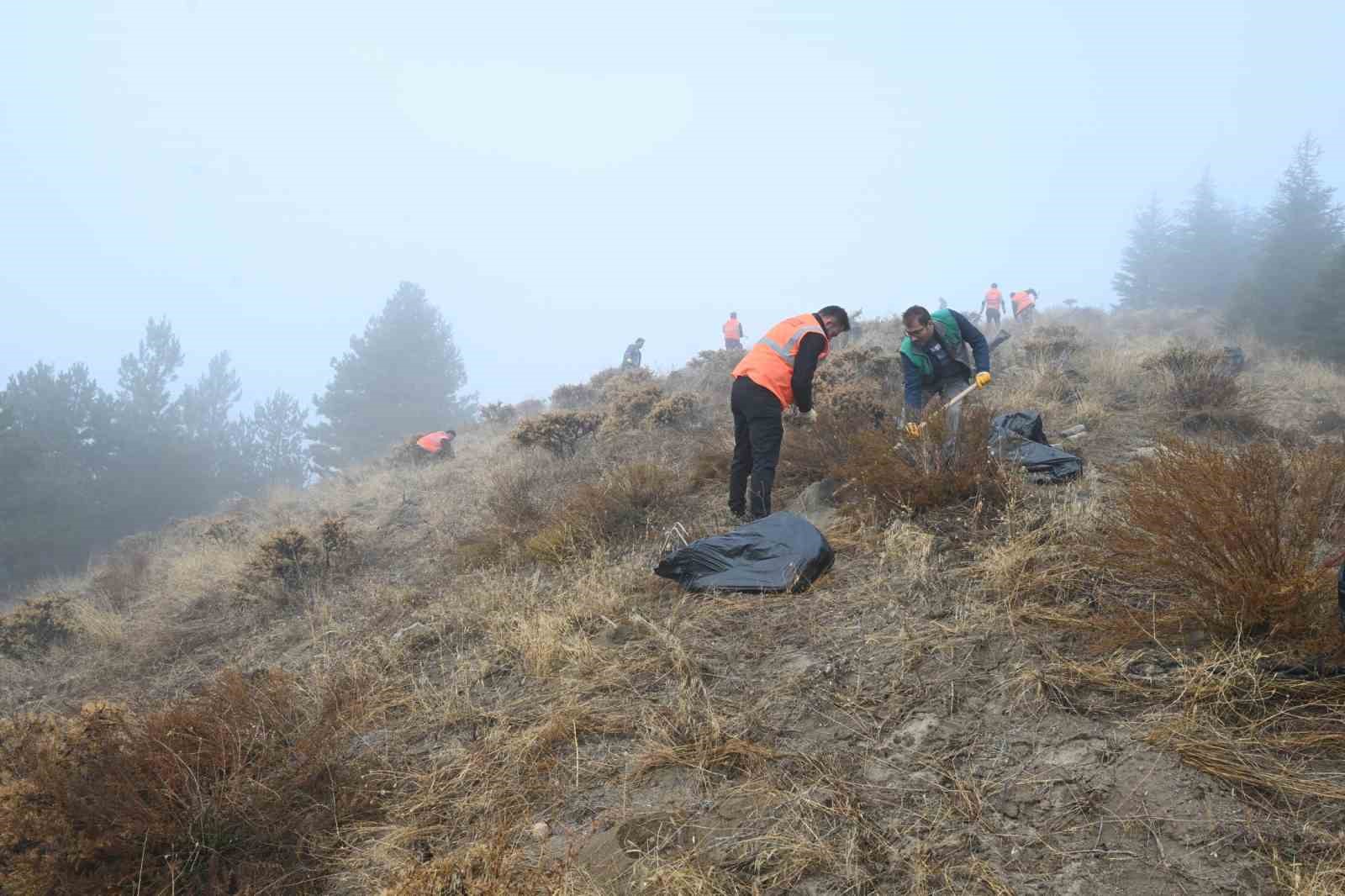 Isparta Belediyesi Gölcük Tabiat Parkı’nda fidanlar toprakla buluşturuldu
