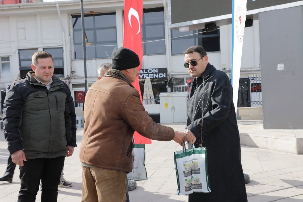 Kütahya’da vatandaşlara 2 bin 500 fidan dağıtıldı
