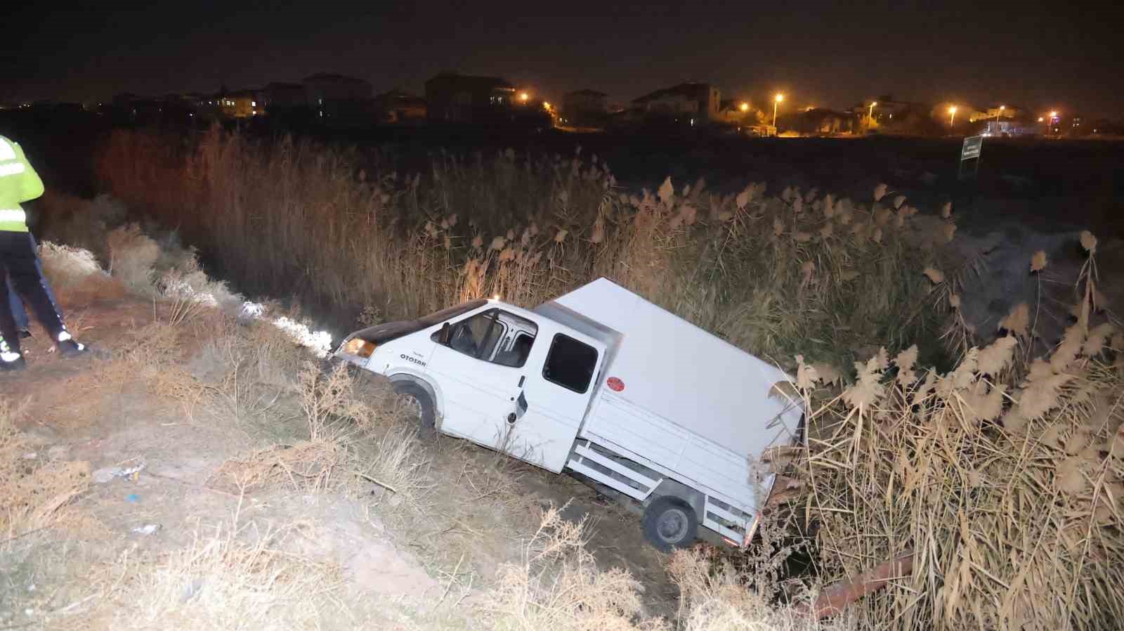 Aksaray’da otomobilin çarptığı kamyonet sulama kanalına düştü: 4 yaralı
