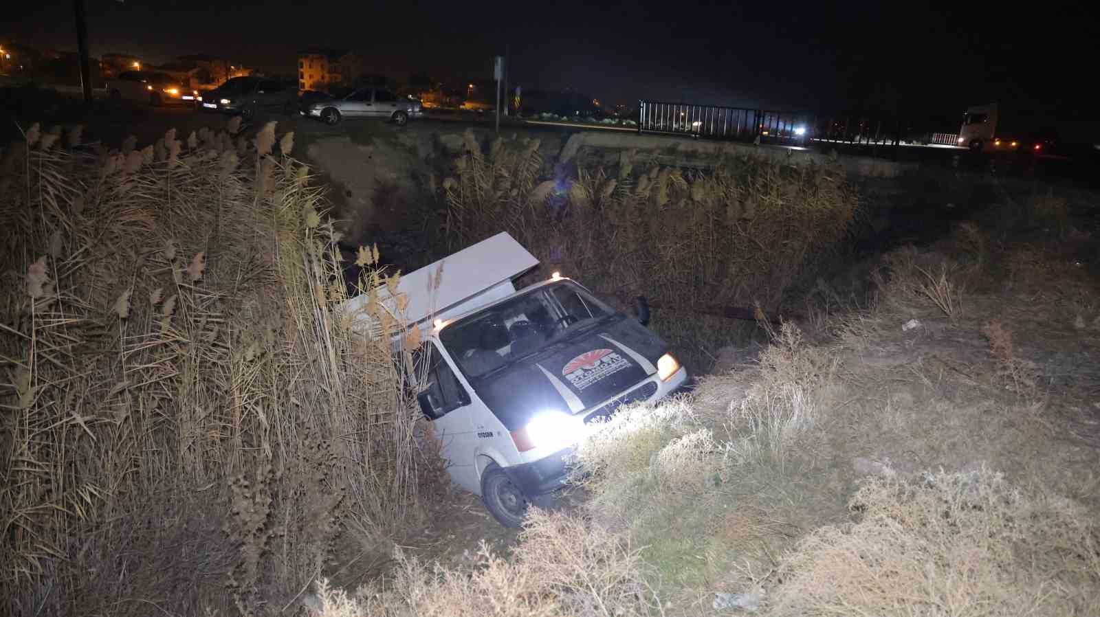 Aksaray’da otomobilin çarptığı kamyonet sulama kanalına düştü: 4 yaralı
