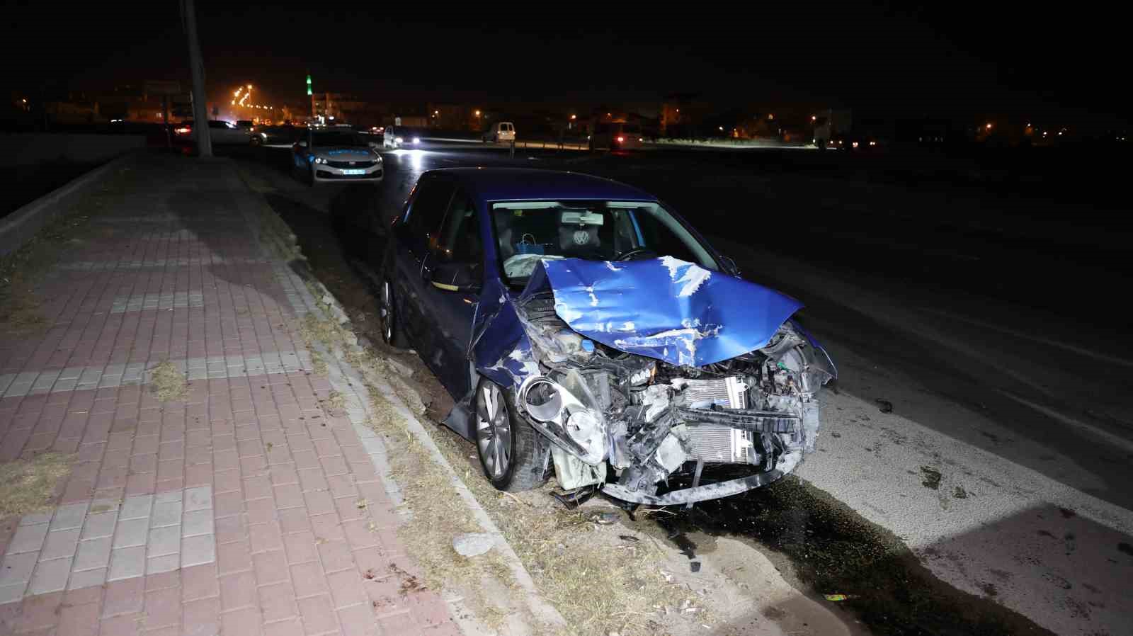 Aksaray’da otomobilin çarptığı kamyonet sulama kanalına düştü: 4 yaralı
