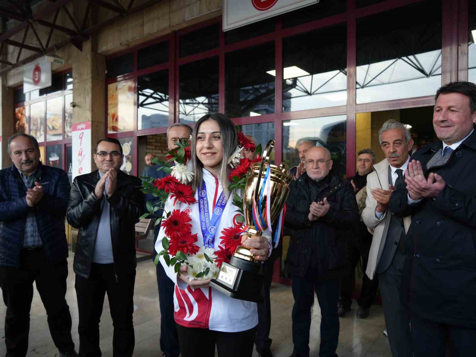 Avrupa şampiyonu Asuman Çığlıoğlu, memleketinde coşkuyla karşılandı
