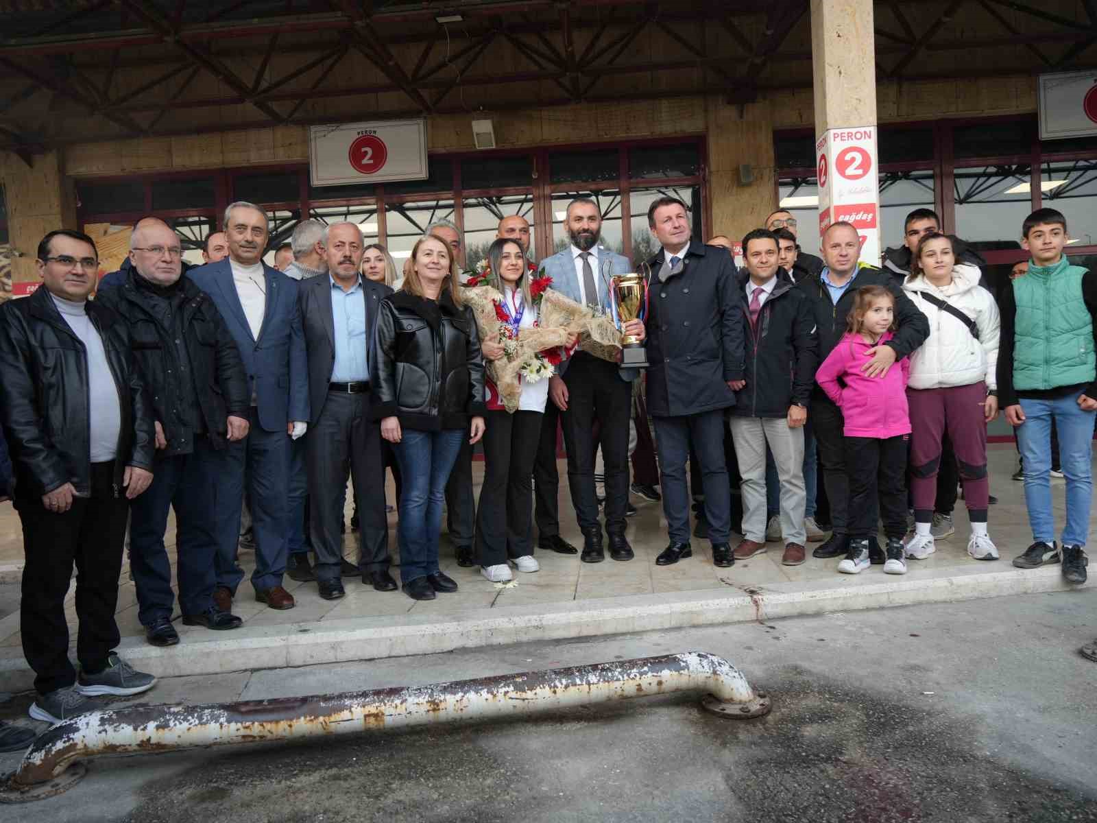 Avrupa şampiyonu Asuman Çığlıoğlu, memleketinde coşkuyla karşılandı
