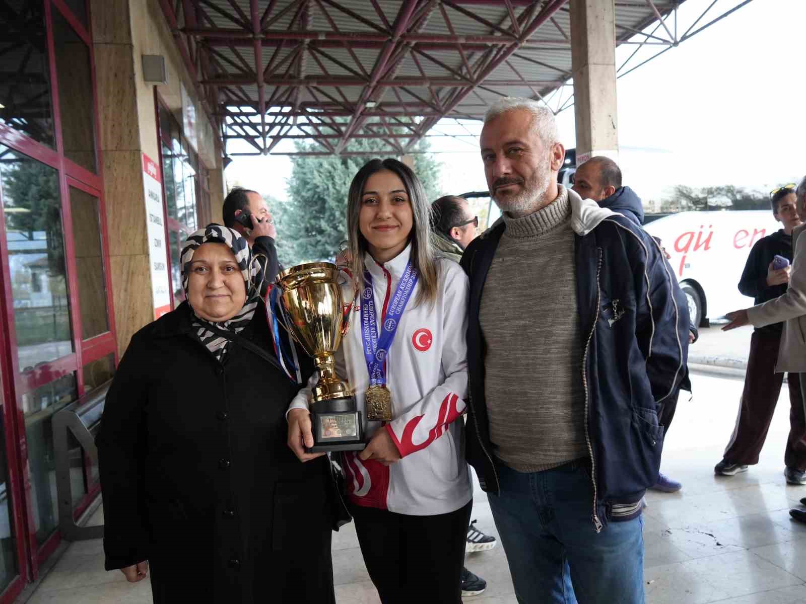 Avrupa şampiyonu Asuman Çığlıoğlu, memleketinde coşkuyla karşılandı
