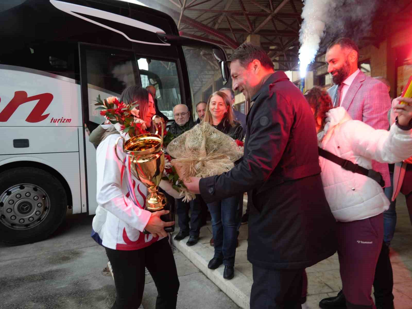 Avrupa şampiyonu Asuman Çığlıoğlu, memleketinde coşkuyla karşılandı
