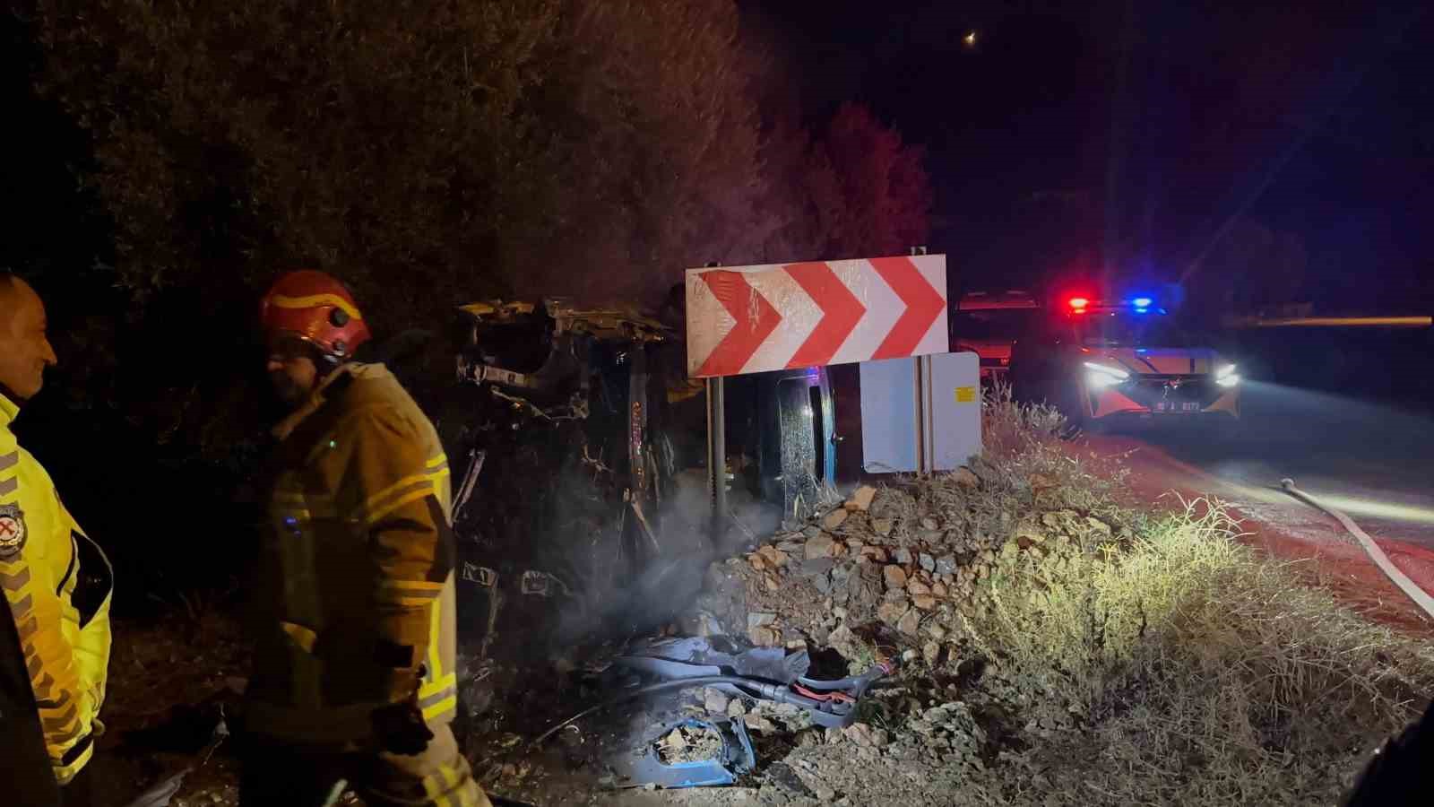 Bursa’da kaza yapan otomobil alev alev yandı
