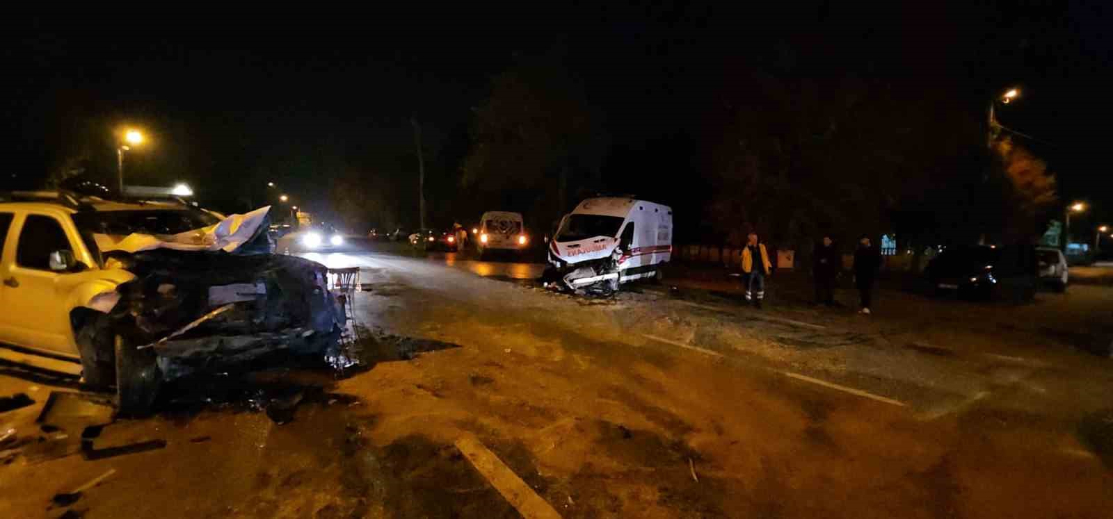 Sakarya’da ambulans ve üç aracın karıştığı zincirleme kaza kamerada: 1 ölü, 3 yaralı
