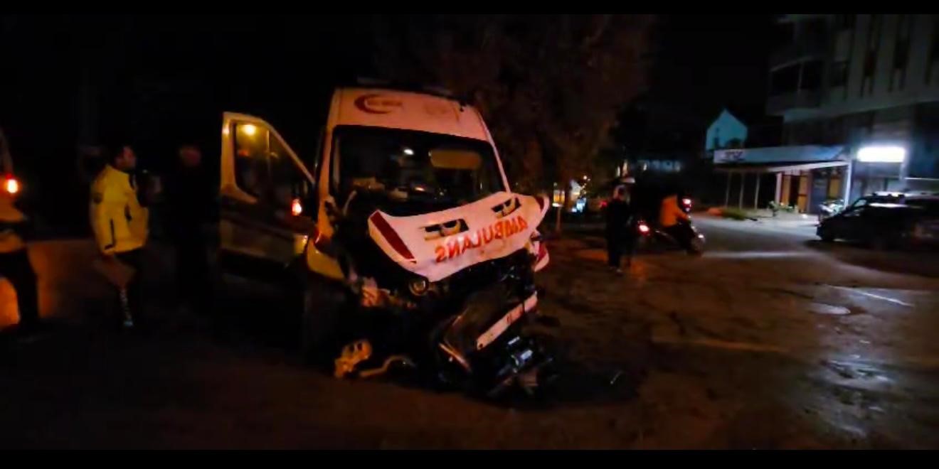 Sakarya’da ambulans ve üç aracın karıştığı zincirleme kaza kamerada: 1 ölü, 3 yaralı
