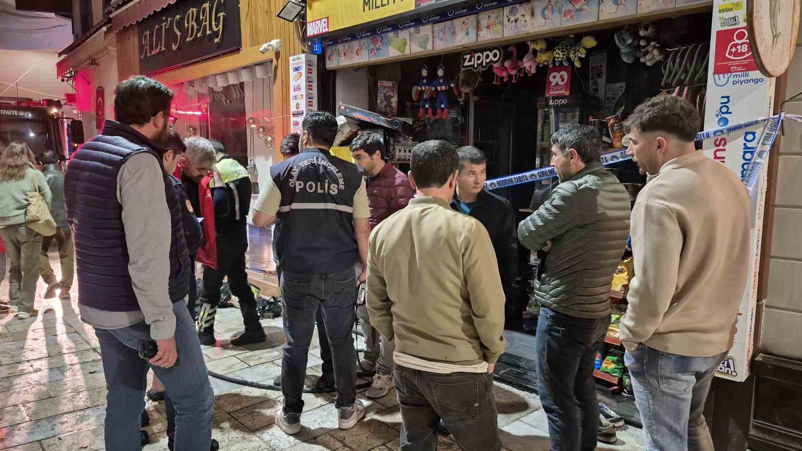 Bodrum’da cinnet getiren şahıs kardeşinin bulunduğu marketi ateşe verdi: 1 ölü, 5 yaralı
