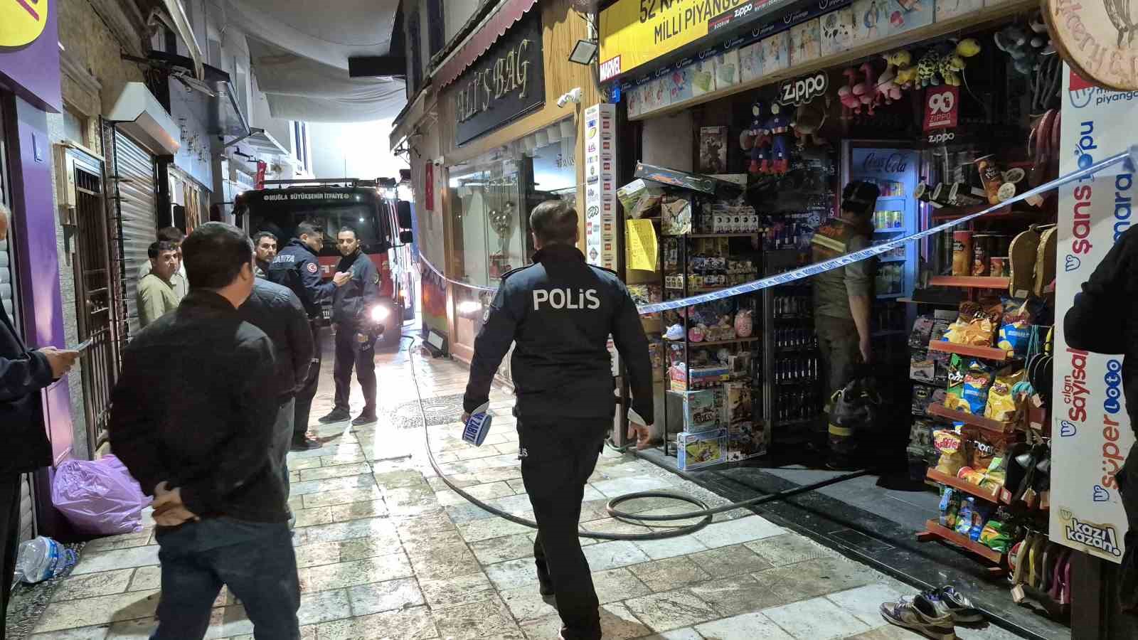 Bodrum’da cinnet getiren şahıs kardeşinin bulunduğu marketi ateşe verdi: 1 ölü, 5 yaralı
